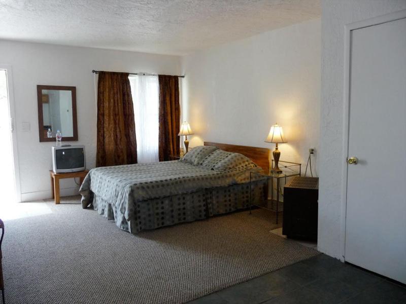 The Charles Motel And Hot Springs Spa Truth or Consequences Room photo